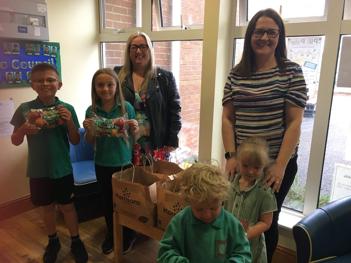 Proud to support healthy eating @ByneaSchool with fresh fruit provided by @Morrisons Llanelli Community Champion Julia Jones

#HealthyEating #CommunitySupport #Morrisons #wonderfulCommunity #Bynea