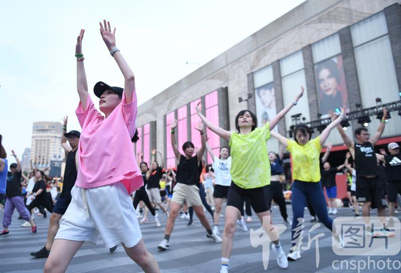 photo_cns's tweet image. Keeping Fit gets popular in China

Fitness lovers perform aerobics on the street in Hangzhou City, Zhejiang Province, June 15, 2023. (Photo by Wang Gang/CNSPHOTO)
#KeepingFit #fitness #China