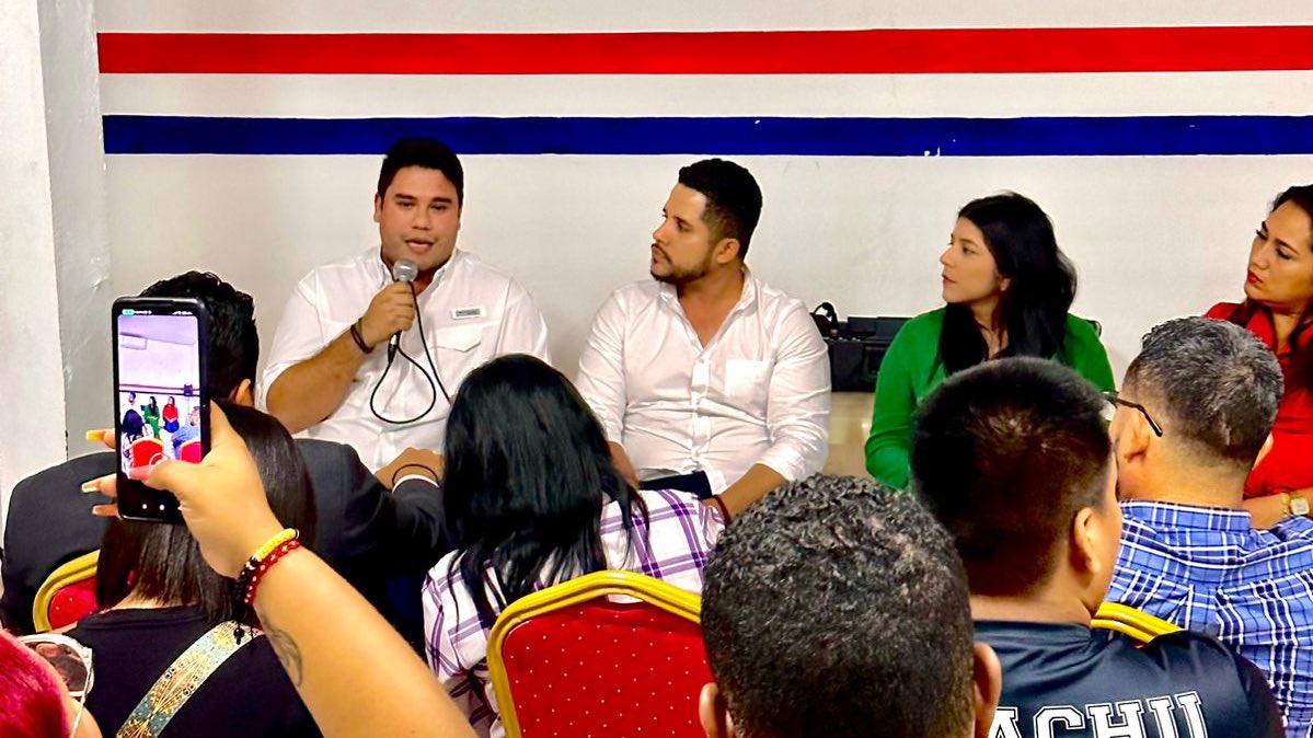 leonelrodstanz's tweet photo. Hoy participé junto a la @juventudPRD8_6 del conversatorio “El rol de la Juventud 8-6 de cara a las elecciones generales del 2024”, un valioso espacio compartir y debatir ideas sobre la participación nuestra en las próximas elecciones del 5 de mayo. #JuventudPRD https://t.co/5znuFOtHRc