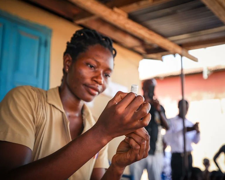 WHO's tweet photo. Twelve countries across different regions in Africa are set to receive 18 million doses of the first-ever #malaria vaccine over the next two years https://t.co/EUcTGRK946 https://t.co/dVwAbBT4bX