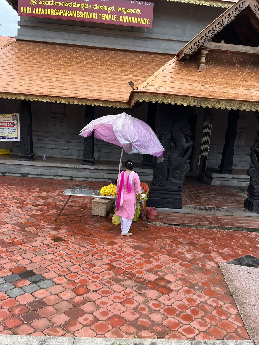 Gurubhat_'s tweet photo. We bought flowers from this woman. I didn’t had enough cash to pay, so asked he for her mobile for digital payment. Her number displayed “Mohammed Shamshuddin”. When enquired she smiled wryly. Something fishy. we walked away. https://t.co/mxzCXnIM6F