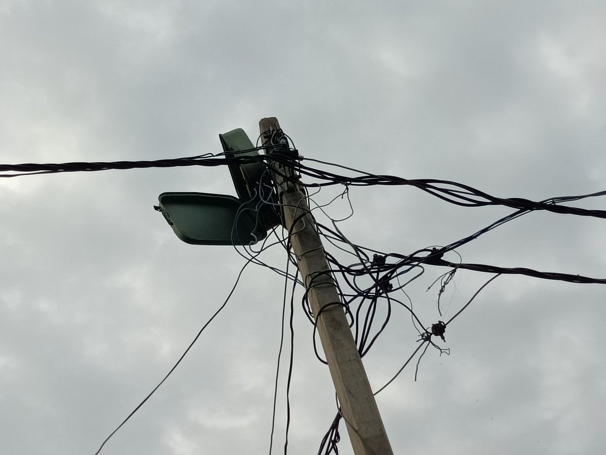 mohsinajaz's tweet photo. @MVVNLHQ @mvvnlbareilly @mduppcl @UppclChairman Kindly Look into the pics. People are connecting their wires out of the Electrical box illegally. https://t.co/4zrcgCVMf3