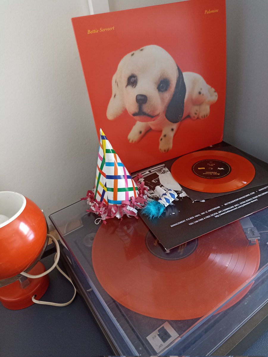 tinemoniek's tweet photo. 128 dagen geleden was ik jarig. Om de 30ste verjaardag van het album 'Palomine' van Bettie Serveert te vieren werd deze oranje deluxe versie met single erbij gemaakt. Vandaag bracht de postbode dit binnen. Vrolijk luister ik naar dit pareltje nostalgie!
#365dagenvanvieren #dag128 https://t.co/eMvnDARNn4