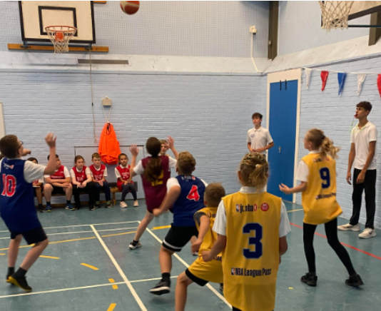 MarshlandHS's tweet photo. 10 of our young leaders planned and delivered a basketball session to 15 students from Emneth Primary School. It was a great event which everyone loved and our students were outstanding leaders, gave feedback and encouragement throughout #MHS #leadership #proud #opportunities https://t.co/VywIwuQfJT