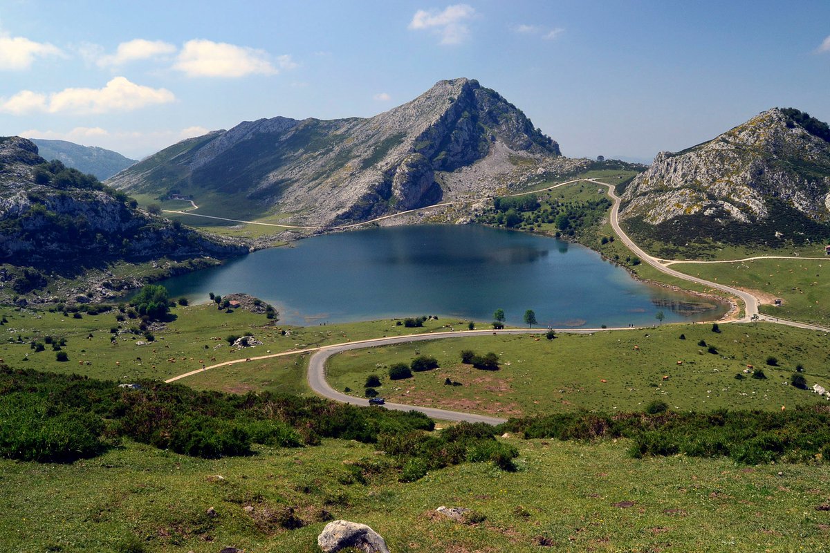 mundo_astur's tweet photo. Lago Enol (Lagos de Covadonga) https://t.co/i89VAy7RDO