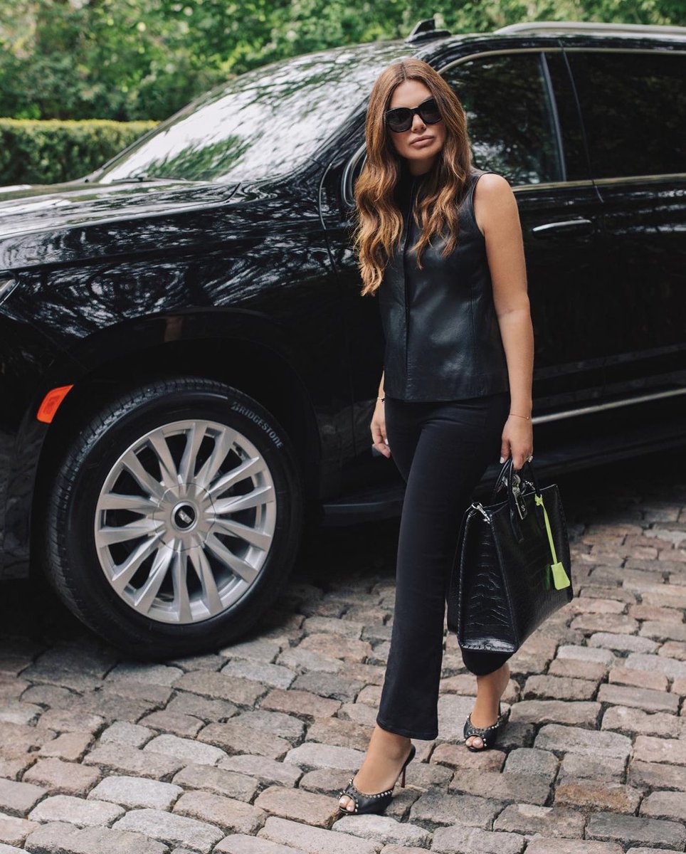 natashankpr's tweet photo. Hi friends 👋 ✨
It’s #fashionfriday, and I’m very inVESTed in this trend. A chic vest is always a good idea!!🖤
⬅️Scroll through for your fav #NKallblackeverything VEST look. 😉🖤
1️⃣2️⃣3️⃣ or 4️⃣
#vest #veststyle #sunmerstyle #funwithfashion #ootd #ootn #whatiwore https://t.co/MawiNCHTgn