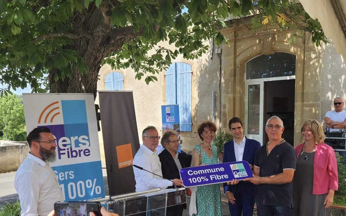 MichaelTrabbia's tweet photo. 🌐 Quel plaisir de remettre les plaques des premières communes 100% #fibre du département du #Gers !

🌾 Malabat, commune rurale de 110 habitants est entrée dans l’ère du très haut débit pour tous, tout comme Betplan, Cazaux Villecomtal, Estampes, Sembouès, Aux Aussat

👏 Bravo @GersFibre pour ce beau succès, en partenariat avec @orange @LeGers32 @Prefet32 @GersNumerique