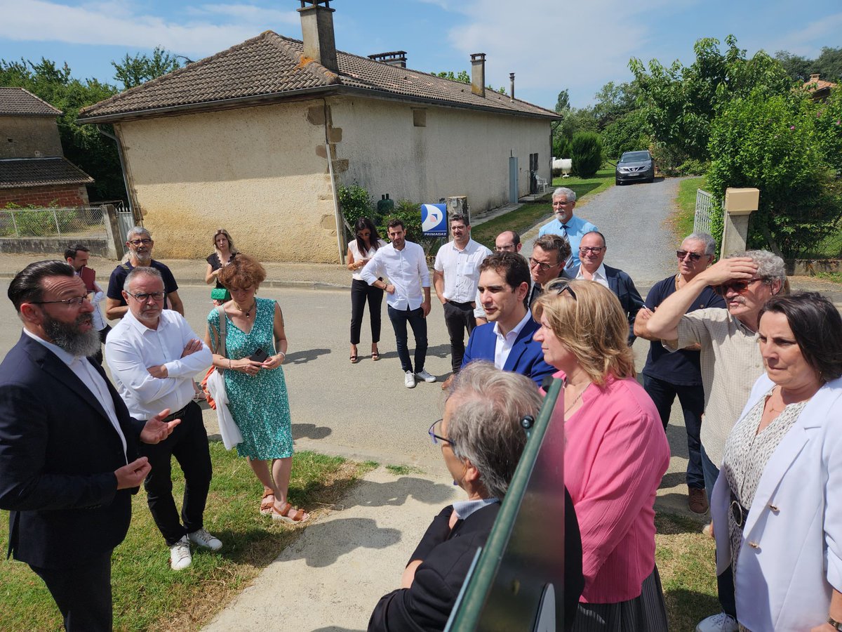MichaelTrabbia's tweet photo. 🌐 Quel plaisir de remettre les plaques des premières communes 100% #fibre du département du #Gers !

🌾 Malabat, commune rurale de 110 habitants est entrée dans l’ère du très haut débit pour tous, tout comme Betplan, Cazaux Villecomtal, Estampes, Sembouès, Aux Aussat

👏 Bravo @GersFibre pour ce beau succès, en partenariat avec @orange @LeGers32 @Prefet32 @GersNumerique