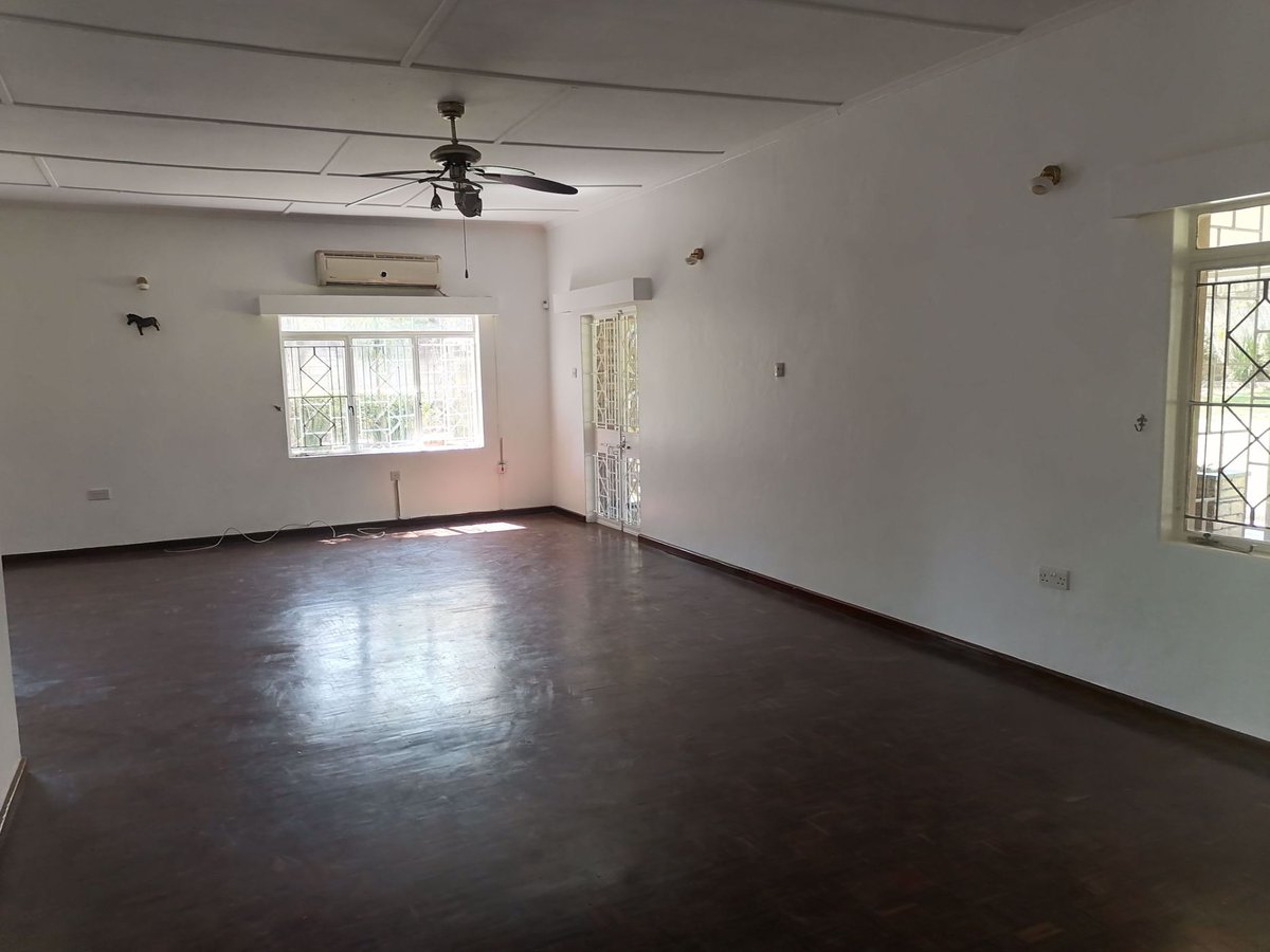 PamGoldingZM's tweet photo. 3-Bedroom House for Rent in Ibex Hill 

Well-maintained, spacious, and stylish. Includes a swimming pool, staff quarters, and close to schools, Pick 'n' Pay, and the American embassy. 

Price: $2,200. 
Agent: Nkunwa Kayumba
Contact: +260 962 758276

https://t.co/XNA2re29uK https://t.co/zfYu0j7cJR
