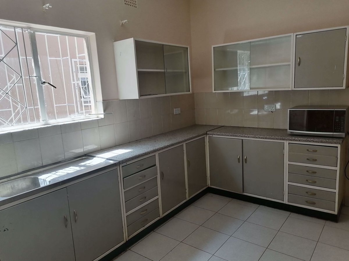 PamGoldingZM's tweet photo. 3-Bedroom House for Rent in Ibex Hill 

Well-maintained, spacious, and stylish. Includes a swimming pool, staff quarters, and close to schools, Pick 'n' Pay, and the American embassy. 

Price: $2,200. 
Agent: Nkunwa Kayumba
Contact: +260 962 758276

https://t.co/XNA2re29uK https://t.co/zfYu0j7cJR