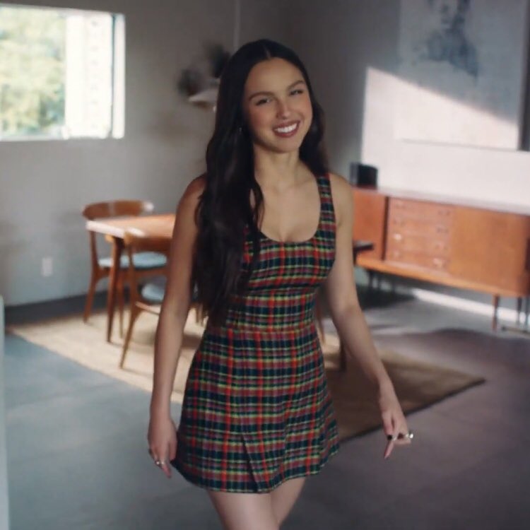 saintdoII's tweet photo. olivia rodrigo in her 73 questions with vogue video wearing a vintage versace dress that she said she sourced from chloe sevigny’s nyc sample sale https://t.co/7TinBVap3P