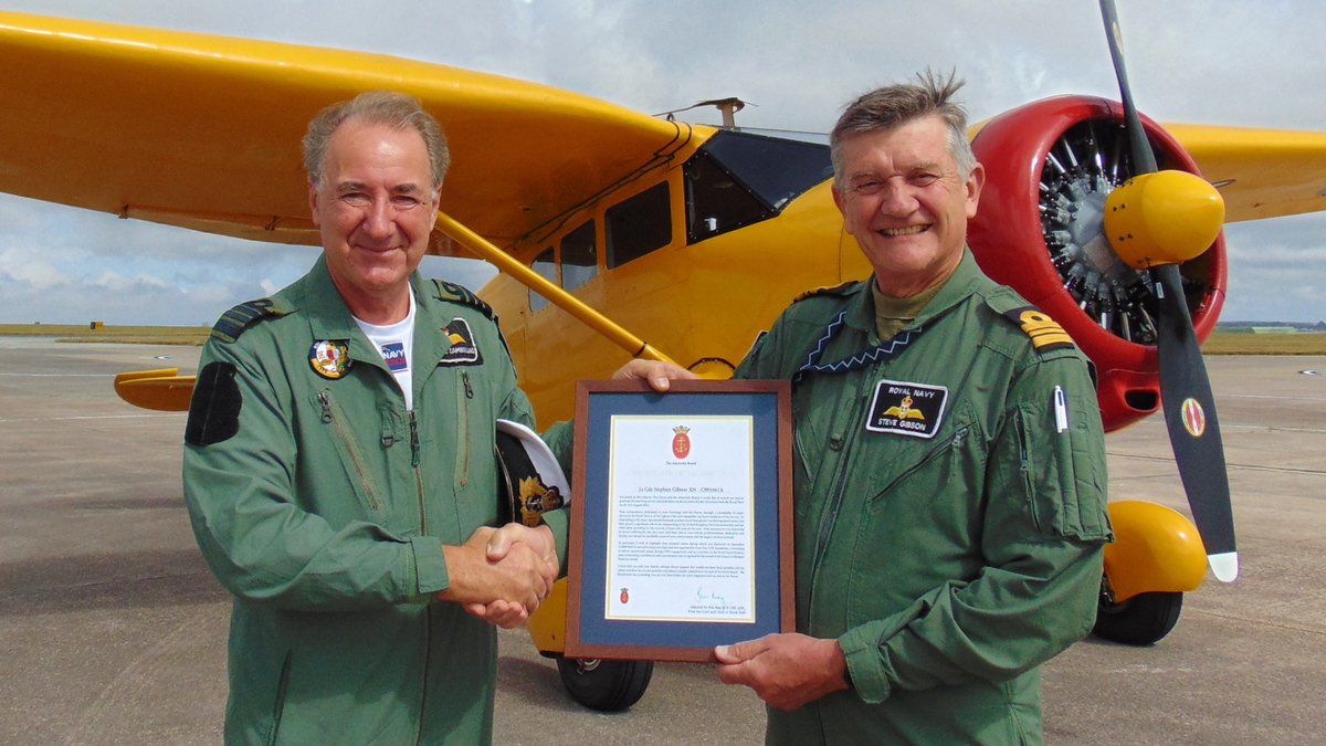 Farewell to Lt Cdr Steve Gibson (right), a @RoyalNavy reservist, Falklands veteran, Sea King and Merlin helicopter pilot & instructor, after 44 years in the service. Handing him a valedictory certificate is his friend from their time with #814NAS Adm Sir George Zambellas @faaoa https://t.co/1soyhPa69B