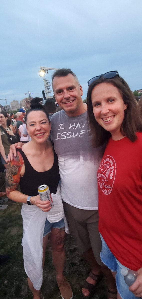 What's the only thing better than seeing #Shania live @ottawabluesfest? Obviously running into @OttawaJay and @Schreids!! @MouchoirPodcast