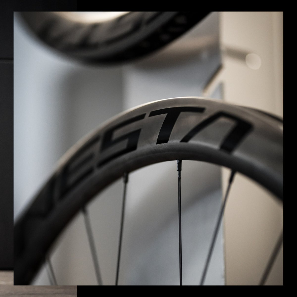 nestawheels's tweet photo. Darkness is shining... ✨
#borntobebetter
#rideNESTA #racingexperiences #nestawheels #cyclinglife #roadcycling #triathlon #cyclocross #fromwhereiride #handbuiltwheels https://t.co/tjX4H67izs