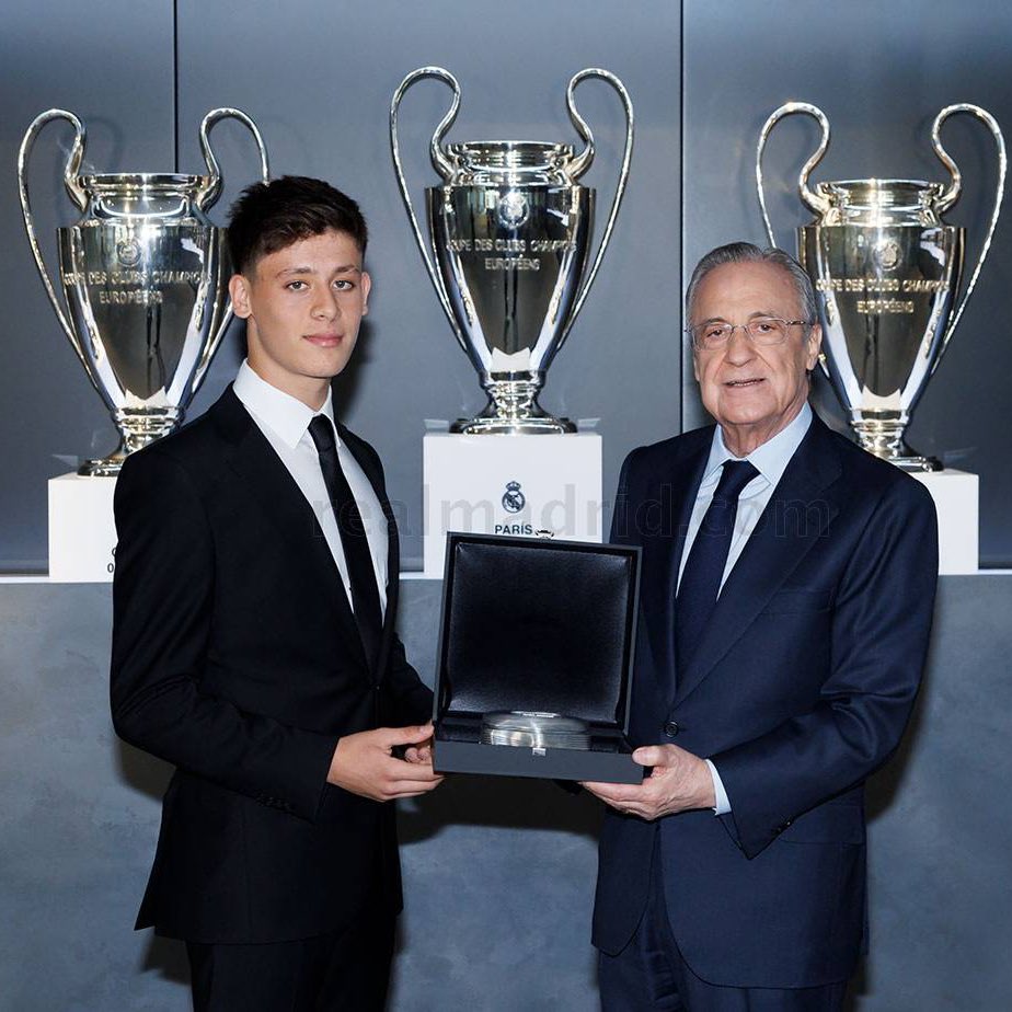 fbsavasciruhu's tweet photo. Florentino Perez: “Fenerbahçe bildiğimiz bir kulüptü. Gençlere önem veren, dünya futboluna katkı sağlayan bir kulüp. Şüphesiz ki Türkiye’nin en büyük kulübü. Teşekkür ederiz.” https://t.co/MHEq05SvTr