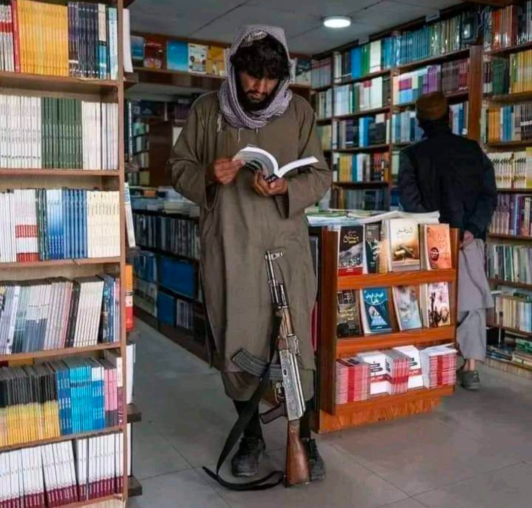 जब किताब हाथ में आती है
बंदूक नीचे रखनी ही पड़ती है