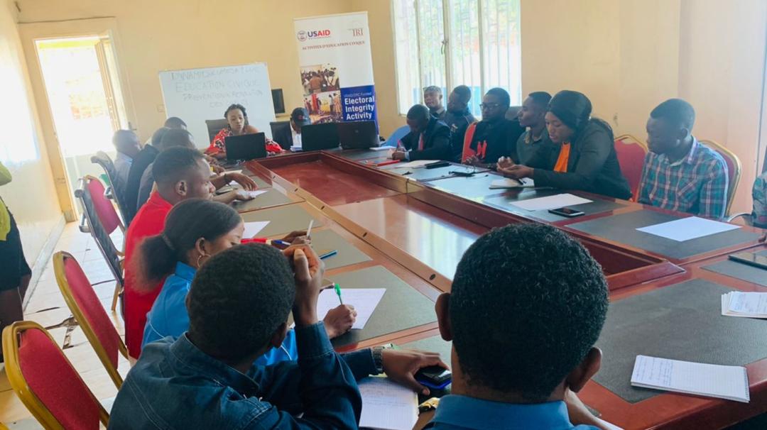 DynamiqueUmoja's tweet photo. Dans le but de contribuer à la réduction des conflits en cette période où la société  est menacée, La Coordination du haut katanga a renforcé les capacités des jeunes de Lubumbashi sur l'analyse du contexte, des conflits ainsi que lsur a manipulation. https://t.co/BFpySn5Swk