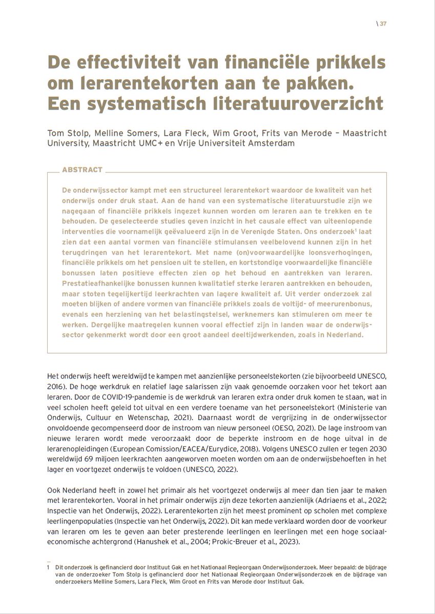 SteunpuntWerk's tweet photo. Niet alleen bij ons maar ook in Nederland kampt het onderwijs met een lerarentekort. In de nieuwe #OverWerk brengen Nederlandse onderzoekers in kaart welke financiële prikkels kunnen helpen om leerkrachten aan te trekken en te behouden. 
https://t.co/nri3AXifke https://t.co/wj4CQSZnEH