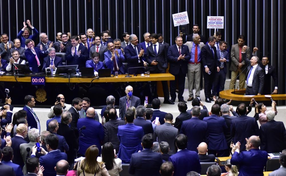 LuizianneLinsCE's tweet photo. Lula e Haddad aprovam Reforma Tributária justa e sustentável, para benefício do povo brasileiro e desespero dos bolsonaristas. Juntas e juntos a gente une e reconstrói o Brasil! #ReformaTributaria #ReformaTributariaJa https://t.co/a7YN8KmhG8