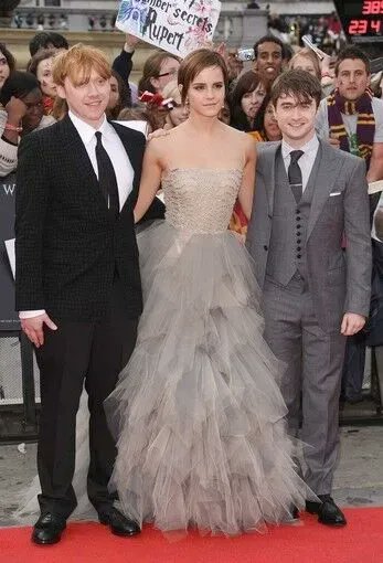 MuggleNet's tweet photo. On this day in 2011, the "Harry Potter and the Deathly Hallows - Part 2" movie premiere took place in London! Did you know that on opening weekend, the worldwide box office revenue was $483.2 million, making it the highest-grossing movie of 2011? Wild! #PotterHistory https://t.co/eg7W5bJofN