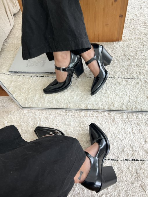 Expertly curated shoes, can&rsquo;t wait to step on you later 🖤 https://t.co/kALGAeFKUl