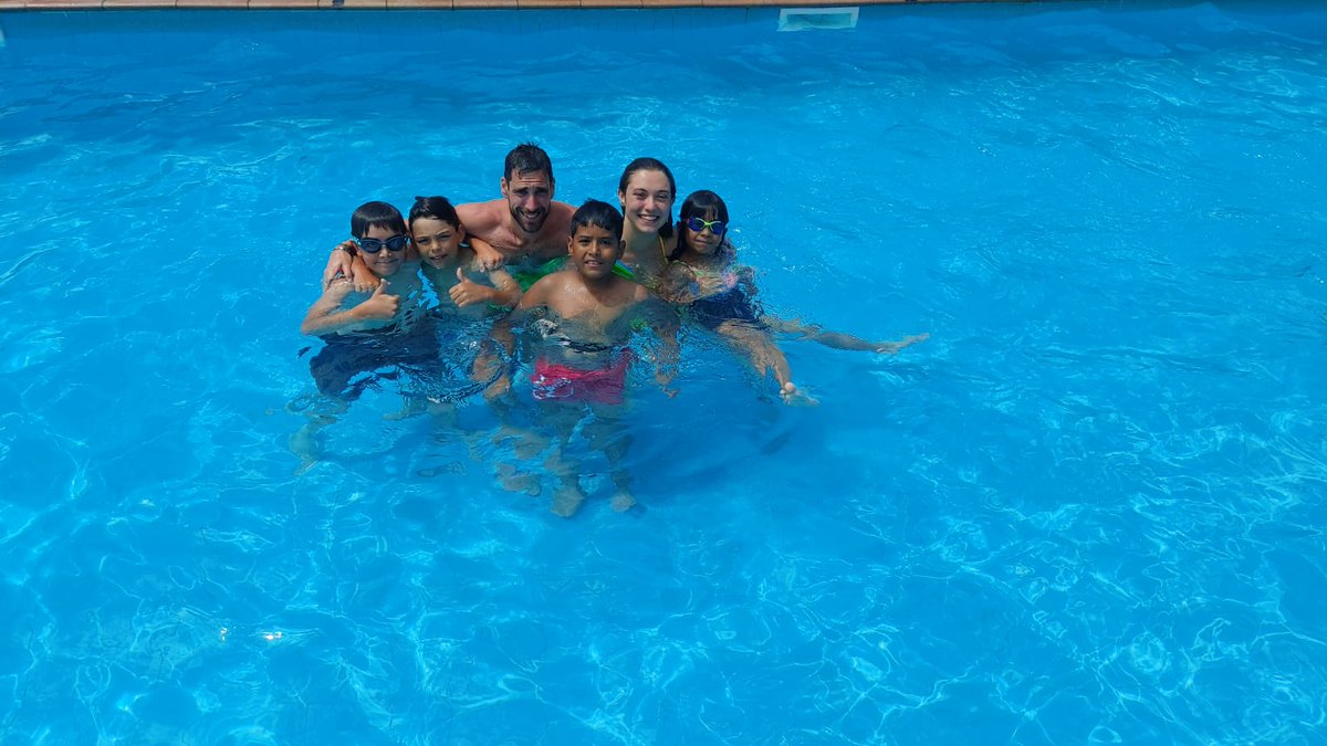 hemofilia_cat's tweet photo. Avui ha vingut a veure els nens el Rafa Parra @RParra4 de @BSTVH_. Molts dels infants el coneixen de fa anys. Bons records i retrobaments!
 Avui dia estem al planeta Obscur. Hem acabat màscares i alguns tallers i moooolta piscina! https://t.co/w8EFvtUDqe