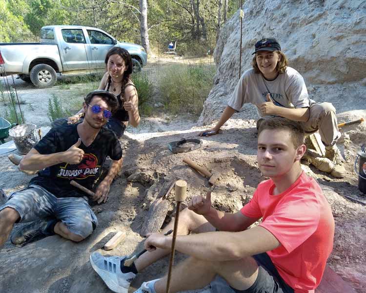 palevoprim's tweet photo. Aujourd’hui prend fin une nouvelle campagne de fouilles paléontologiques @palevoprim @isemevol  sur le site de Montredon, @ccsudherault, France. https://t.co/6xp2DX59RH @DR08_CNRS @UnivPoitiers https://t.co/0pNR65RK1A