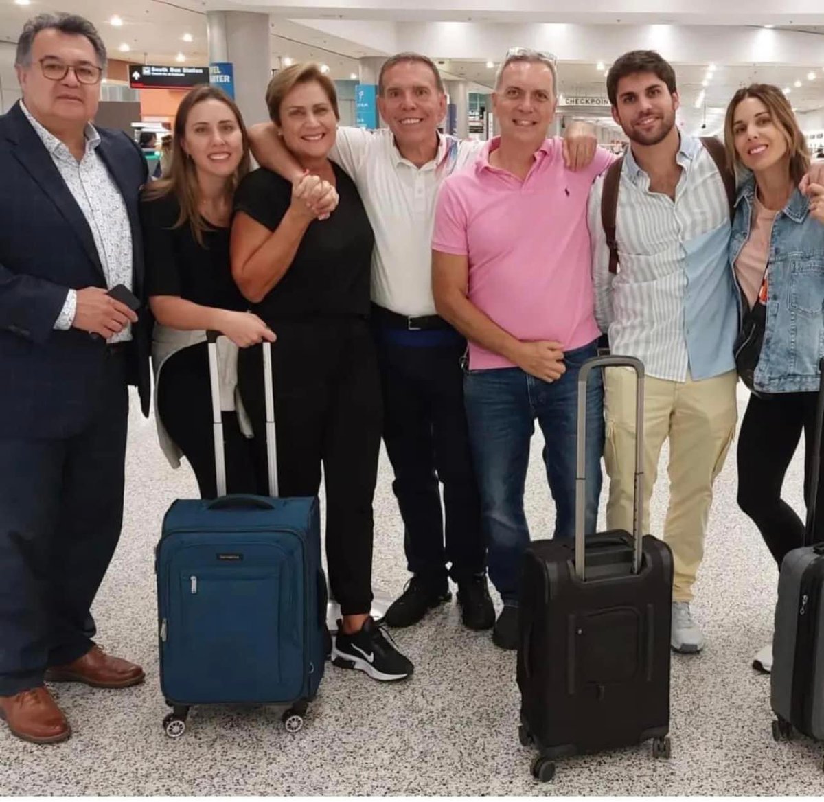 celsonunez's tweet photo. La semana pasada, un grupo de niños de las olimpiadas especiales, trajeron un montón de medallas al país, ningún medio de prensa fue a recibirlos en el aeropuerto.
Hoy vuelve un personaje que hizo mucho daño al país y fue condenado, la prensa esta en vivo, emocionados 👇 https://t.co/1OHt9XEowi