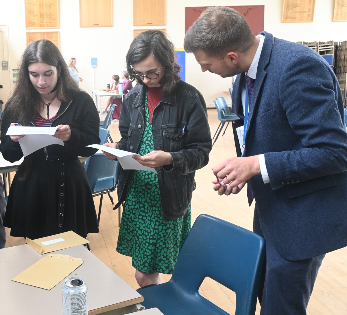 angloeuropean73's tweet photo. 🙌🎉Upper Sixth celebrate World-beating @iborganization Results!🌟🥳 

Upper Sixth IB Diploma, Career-Related Programme and AIB students have received their examination results!

Read more here - https://t.co/TMFfKdcBKt

#AngloFamily #Resultsday #IBResults #DiplomaProgramme https://t.co/oXIRksr7db