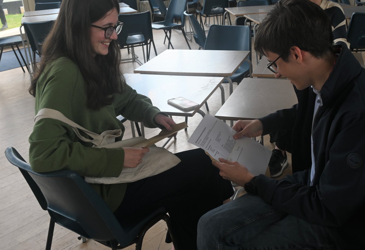 angloeuropean73's tweet photo. 🙌🎉Upper Sixth celebrate World-beating @iborganization Results!🌟🥳 

Upper Sixth IB Diploma, Career-Related Programme and AIB students have received their examination results!

Read more here - https://t.co/TMFfKdcBKt

#AngloFamily #Resultsday #IBResults #DiplomaProgramme https://t.co/oXIRksr7db