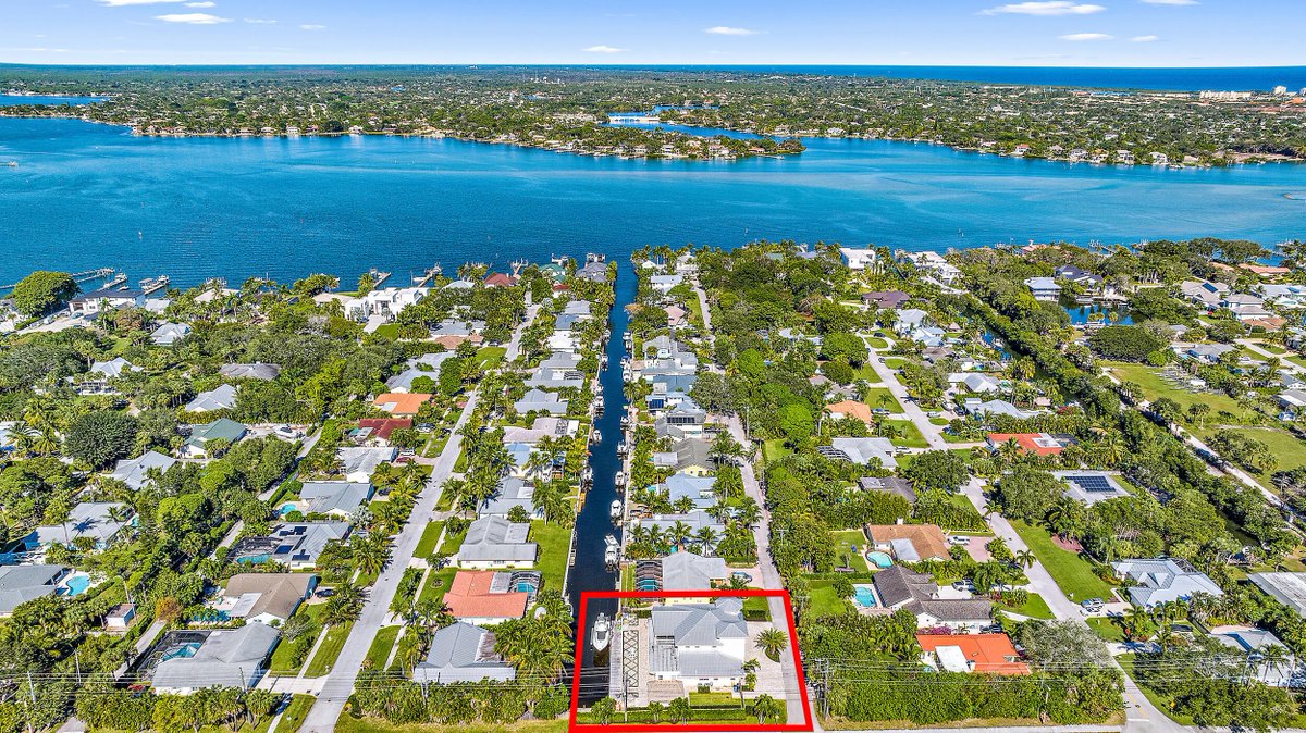 LuxWaterfront's tweet image. 🌟#FiveBedroom #WaterfrontHome🌟
📍 900 Penn Tr, Jupiter, FL 33458
- $2,750,000
- 4 Beds, 3.5 Baths, 4,224 SqFt
View listing 👉 bit.ly/3iTyh6x
📲 Call/Text Donna Lederman at 561-756-7851 for more info!
#jupiter #luxuryrealestate #realestateforsale #southfloridarealestate