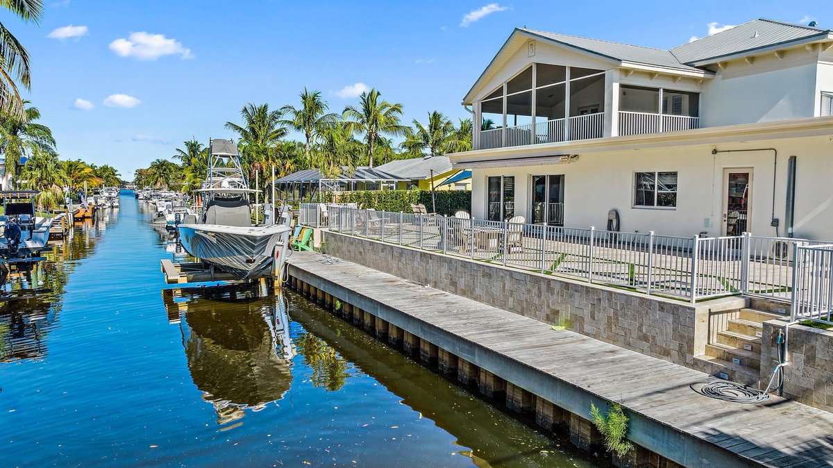LuxWaterfront's tweet image. 🌟#FiveBedroom #WaterfrontHome🌟
📍 900 Penn Tr, Jupiter, FL 33458
- $2,750,000
- 4 Beds, 3.5 Baths, 4,224 SqFt
View listing 👉 bit.ly/3iTyh6x
📲 Call/Text Donna Lederman at 561-756-7851 for more info!
#jupiter #luxuryrealestate #realestateforsale #southfloridarealestate