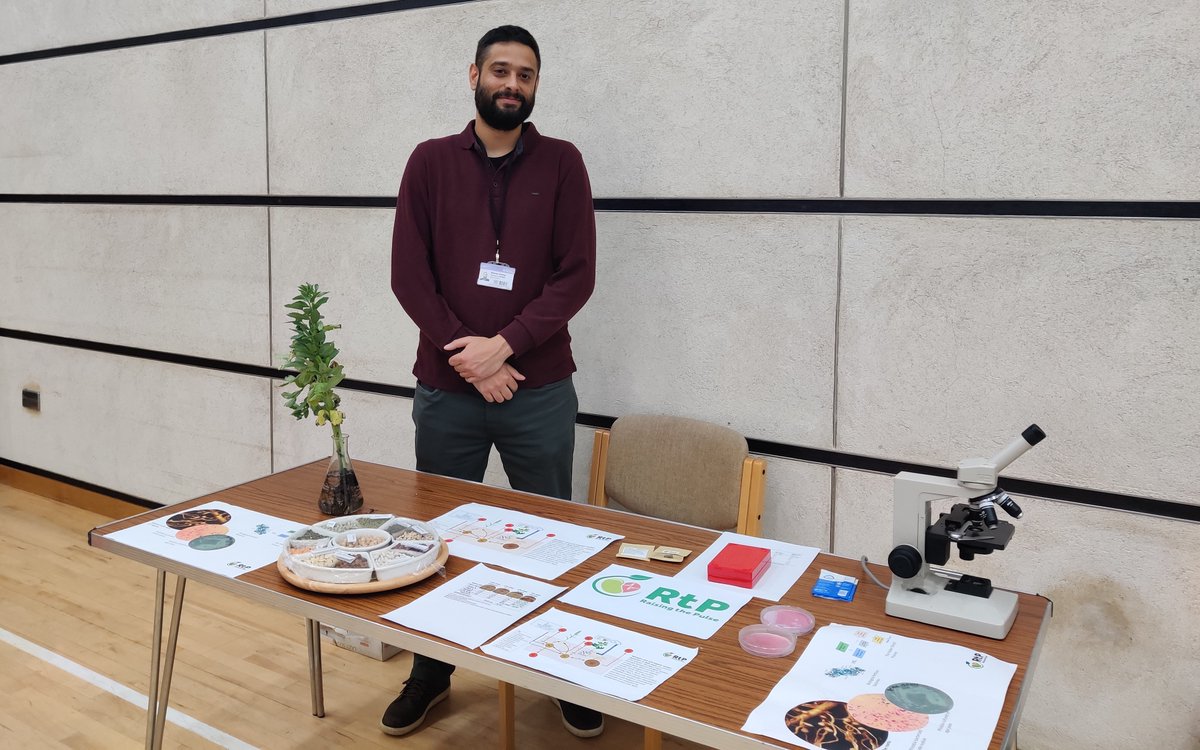 Stavlachos's tweet photo. Great chance to communicate our research on #raisingthepulse and engage with @ChemOutreachOxf staff and students through Building Bridges programme. Thanks for the hosting @sas_ie and Hugh Munro. #beansintoast @UniRdg_SAPD @UniofReading https://t.co/O4AWAHaLS8