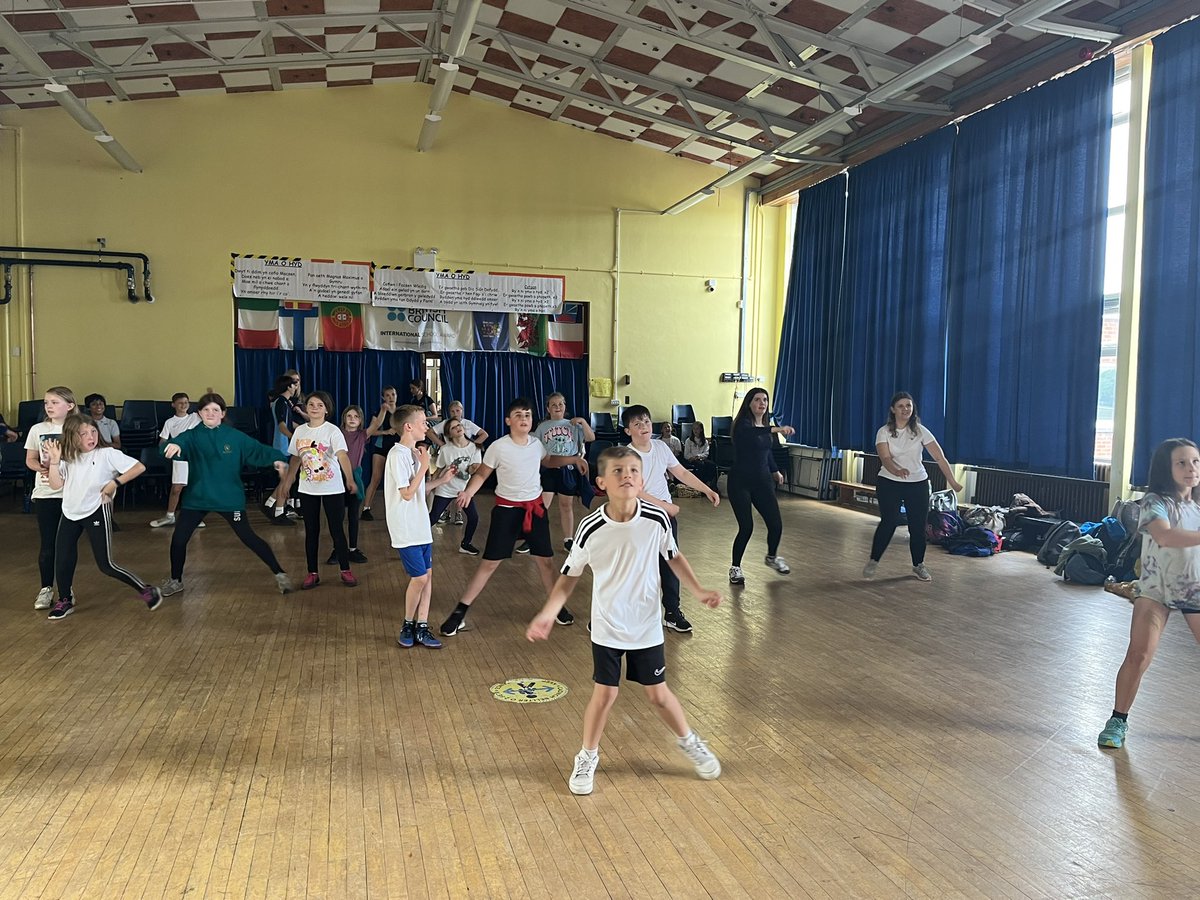DyffrynTafSport's tweet photo. Year 6 PE transition day today! Fab day had by all. Lots of activities on offer as pupils mix in their new form groups in readiness for September. 🏑🏈🎾🏏🕺 https://t.co/HlReE5LLZo