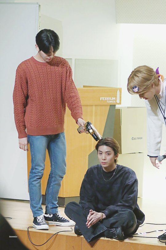 The level of unbothered hwiyoung has in this pic lmao
