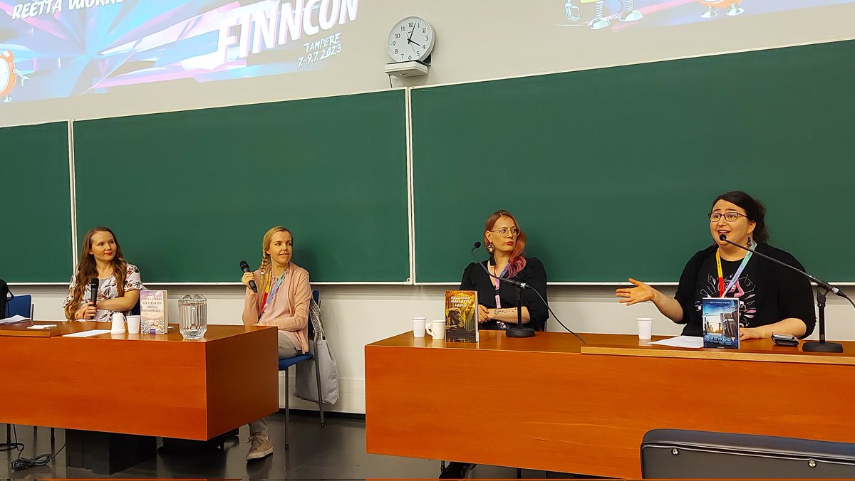 katri_leikola's tweet photo. Ja nyt Kohti kirjailijuutta, 4 esikoisen julkaissutta kirjailijaa keskustelee mitä esikoisen jälkeen... #kirjat #finncon2023 @SinikkaKoyama @ulpu_maria #AnneMartin #ReettaVuokkoSyrjänen https://t.co/uXNVhjpc2D
