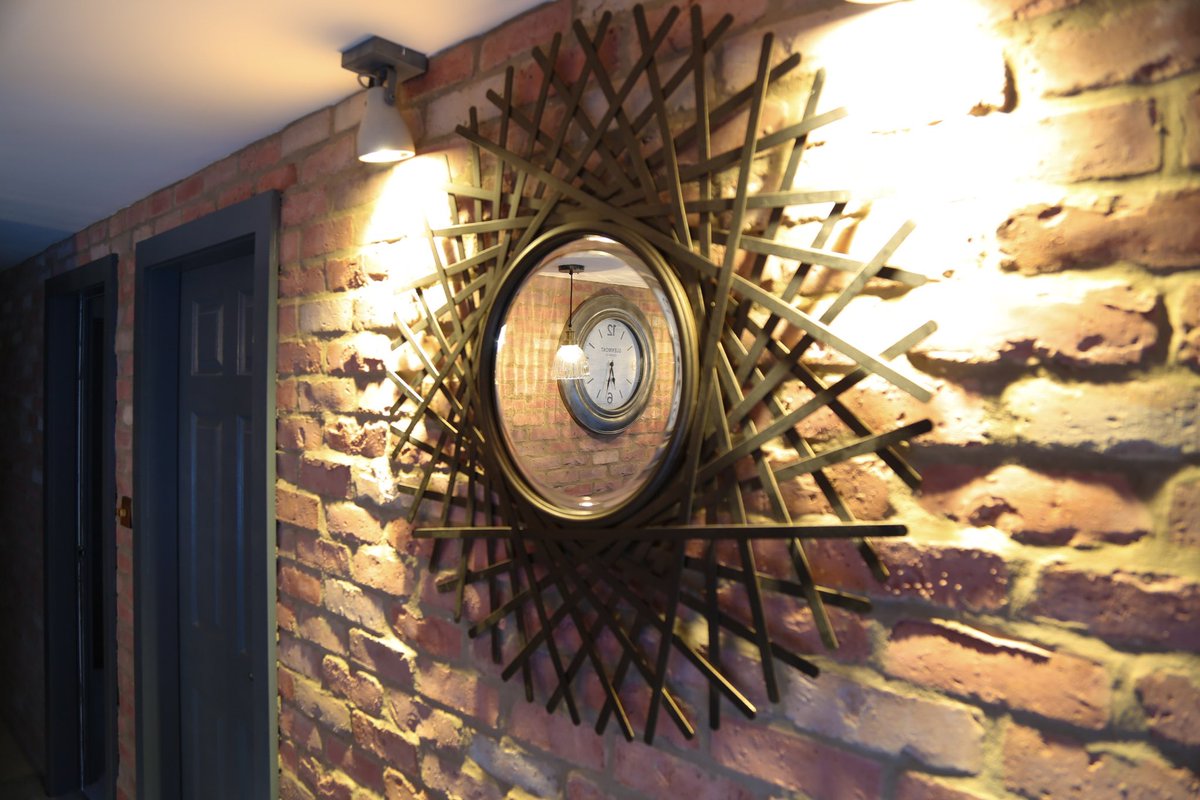 no10preston's tweet photo. Mirrors - because not every friend is photo trained. 

Our 1760 apartment is the perfect apartment for you and your friends to relax and enjoy a weekend in Preston 🍹

#apartment #1760 #industrialtheme #preston #lancashire #no10preston #weekendaway https://t.co/PeQ5JSSc46