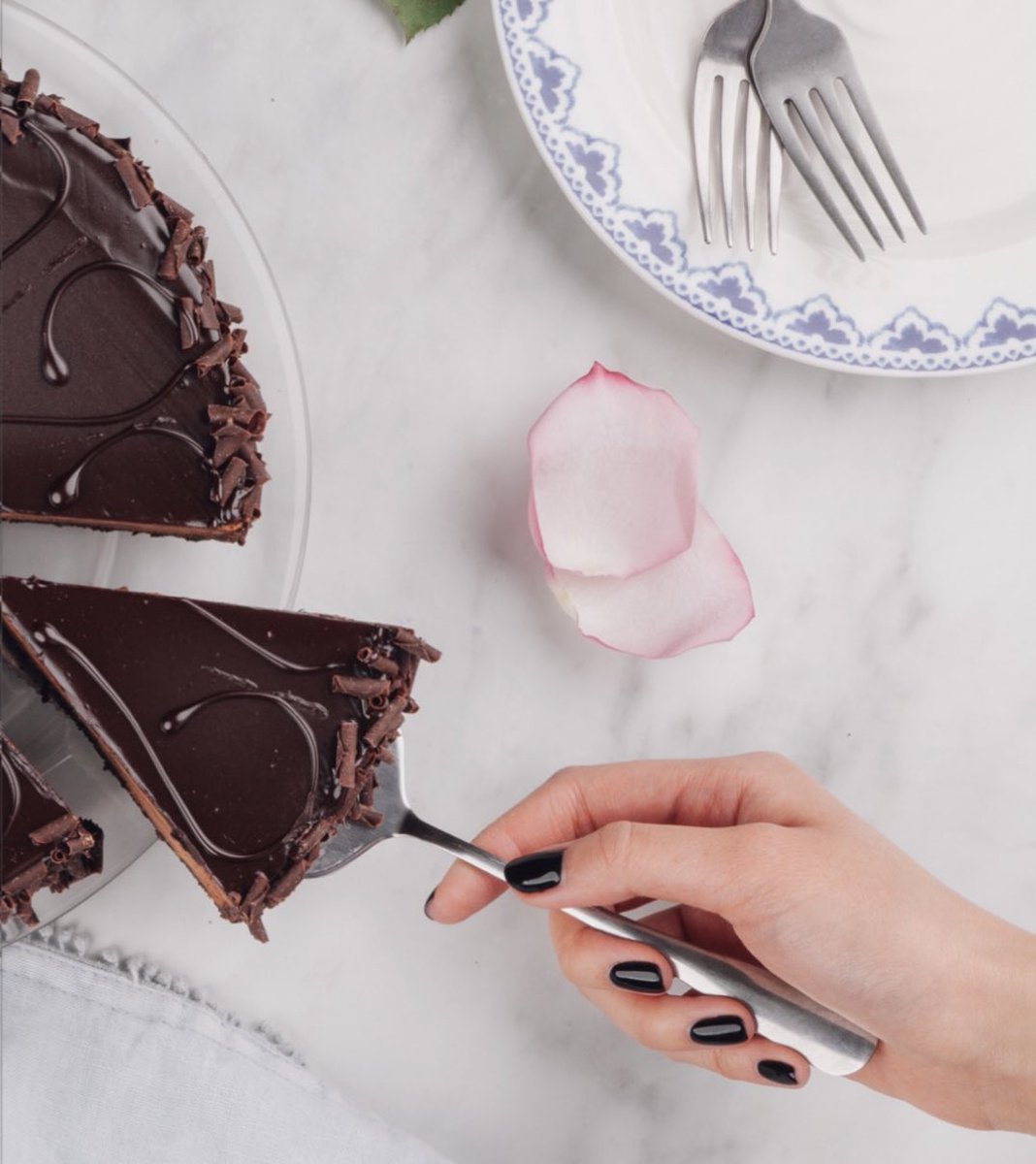 “ السعادة تتواجد أينما كانت هناك شوكلاتة “ 
جيرارد تروتمان.

يوم شوكلاتة عالمي سعيد 🤎