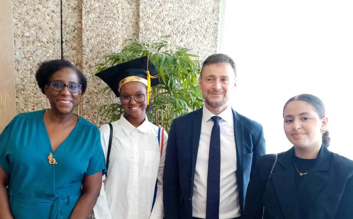 Deux de nos bachelières du <a href="/JouvetLycee/">Lycée Louis Jouvet</a> Fatimatou et Sara ayant obtenu la mention très bien honorées ce matin à la préfecture du Val d’Oise ! Photo souvenir avec le DASEN <a href="/OlivierWambecke/">Olivier Wambecke</a> <a href="/acversailles/">Académie de Versailles</a>  et leur proviseure <a href="/EELIZABETHMF/">E.EMF</a> 
#excellence #baccalauréat