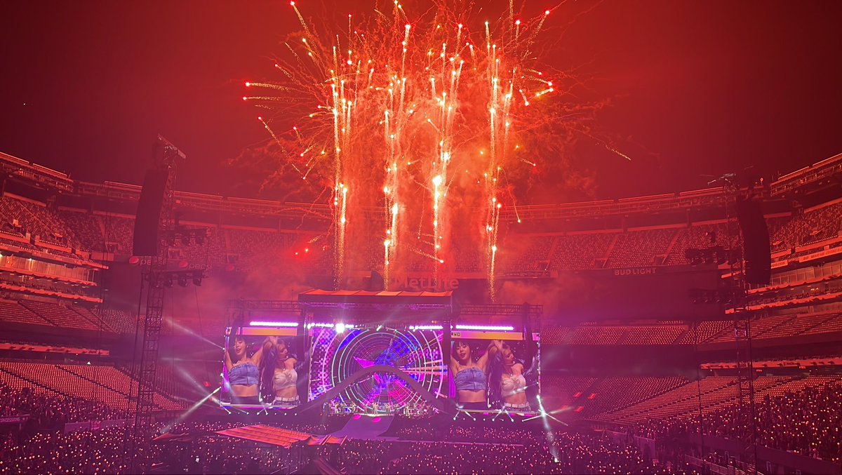 adrhanni's tweet photo. talk that talk fireworks were so pretty, ingrained in my memory forever https://t.co/W0MX4kGpPo