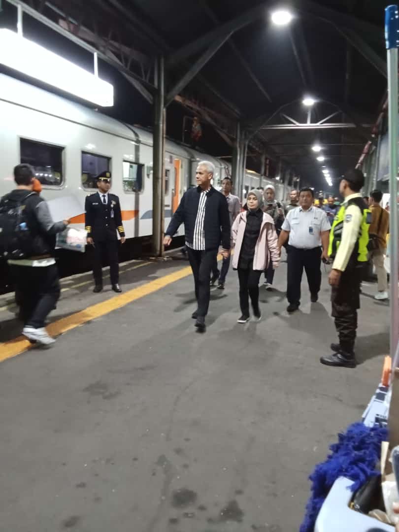 Gubernur Jateng <a href="/ganjarpranowo/">Ganjar Pranowo</a> bersama istri pulang dari Jawa timur,naik kereta api