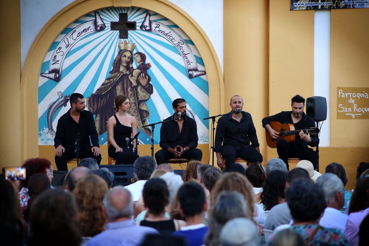Culturalmeria's tweet photo. 💃🏻 Cuánto arte hay en Almería!!!! Más de 600 personas jalearon con alegría el baile de Carmen Segura, el cante de Cristo Heredia y Antonio ‘El Genial’, la guitarra de Francis Hernández y las palmas de Ana Guerrero y Eduardo Leal, en el broche de oro de #Plazeando https://t.co/h4uWyQZPD4