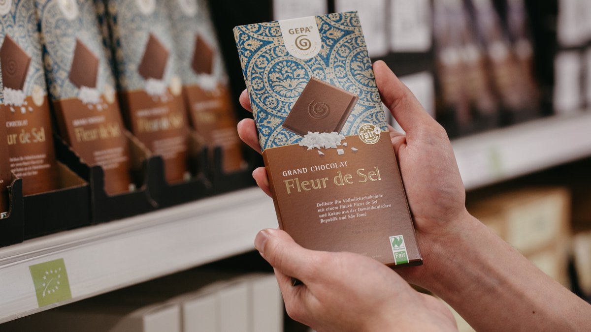 #ConsciousConsumption am #TagderSchokolade! 🍫 Mit dem GEPA Kakao-Plus-Preis werden die Kakaobäuer*innen angemessen bezahlt, Kinder bekommen eine echte Chance auf Bildung und die Menschen vor Ort finden faire #Arbeitsbedingungen vor. Mehr auf gepa.de/faireschokowel…