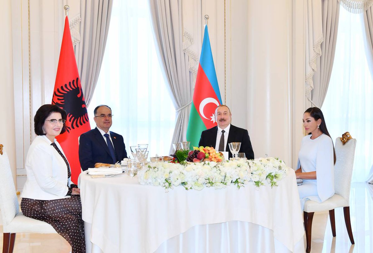 YAP_1992's tweet photo. Prezident İlham Əliyevin və birinci xanım Mehriban Əliyevanın adından rəsmi lanç verilib.
https://t.co/vHp74pgqTW https://t.co/rgerxSLENO