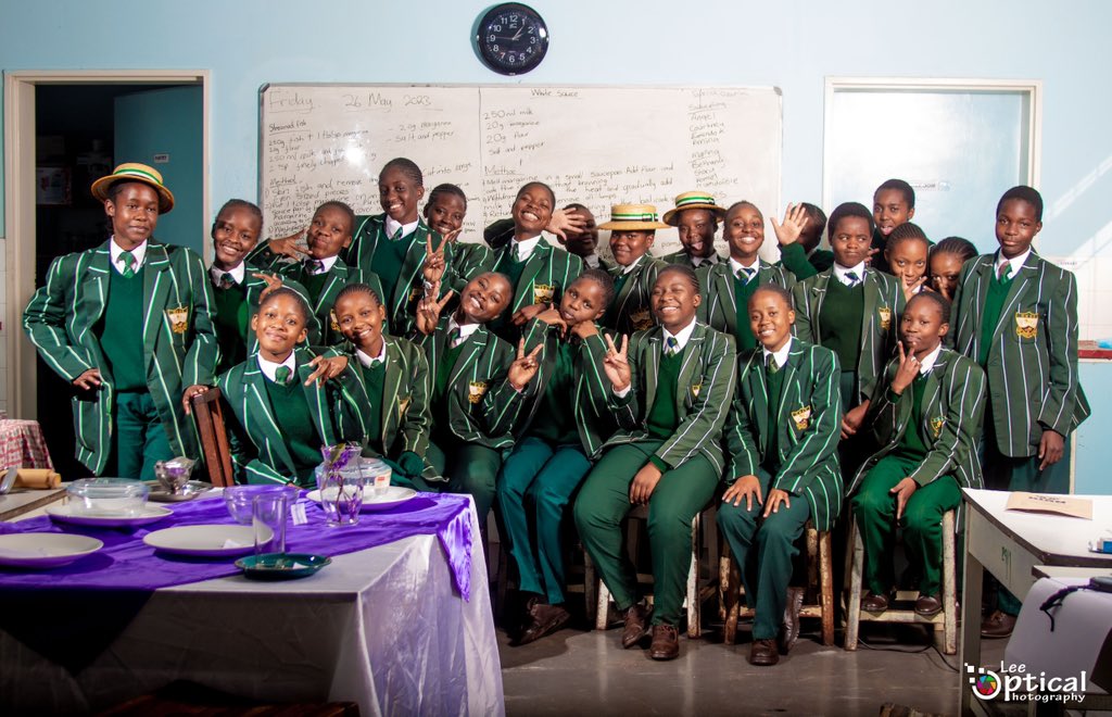 joulefoundation's tweet image. WORKSHOP HIGHLIGHTS • 

The Joule Foundation club at Girls High School in #Harare, #Zimbabwe explored the #queuingtheory yesterday and this included calculating arrival time, service rate, and average wait time

Here’s a glimpse of what they got up to! 

#girlsinstem #education