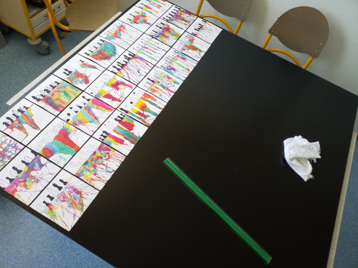 ecolechu086's tweet photo. L'œuvre collective réalisée par les élèves de 3 à 18 ans est terminée. Elle est visible au 9ème étage de la tour Jean Bernard du @CHU_de_Poitiers. Merci aux menuisiers et aux peintres pour la réalisation du support. https://t.co/MIjZJ5OZh1