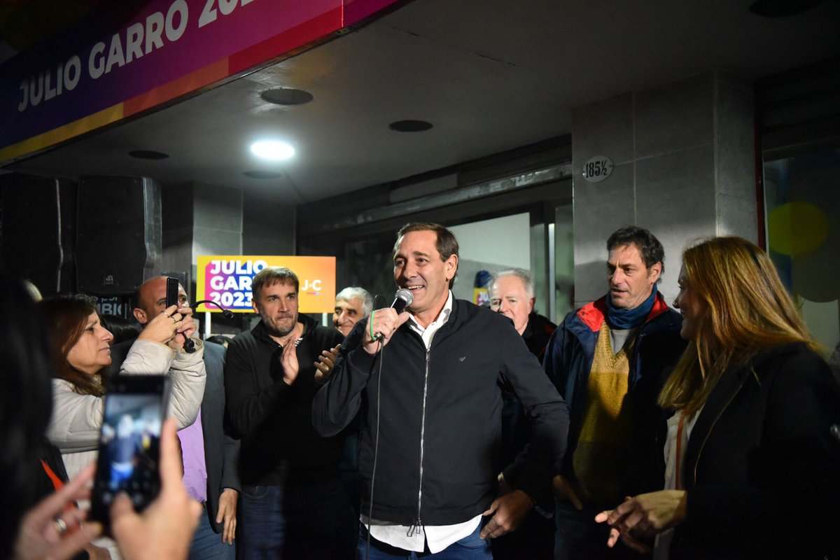 JulioGarro's tweet photo. Ayer abrimos las puertas de un nuevo espacio de participación ciudadana en City Bell, un lugar para que los platenses puedan opinar, debatir y dar sus ideas para seguir por el camino de la transformación que iniciamos en la Ciudad. Porque ahora que hicimos lo urgente, viene una nueva etapa de llevar más servicios a los barrios.

Vamos a ocuparnos de llevar el agua, las cloacas, la segunda etapa de las obras hidráulicas, y seguir mejorando el transporte y la seguridad vial. Queremos una Policía de la Ciudad, para poder trabajar en la prevención del delito y la seguridad sin depender de la Provincia. 

Tenemos que seguir con el proceso de transformación que empezamos! Poniéndole el cuerpo, la cabeza y el corazón como hasta ahora. Lo que viene es mejor, porque después de tanto laburo para cumplir con las cosas que necesitábamos con urgencia, los platenses podemos empezar a trabajar en hacer realidad la ciudad que soñamos y que nos merecemos.
