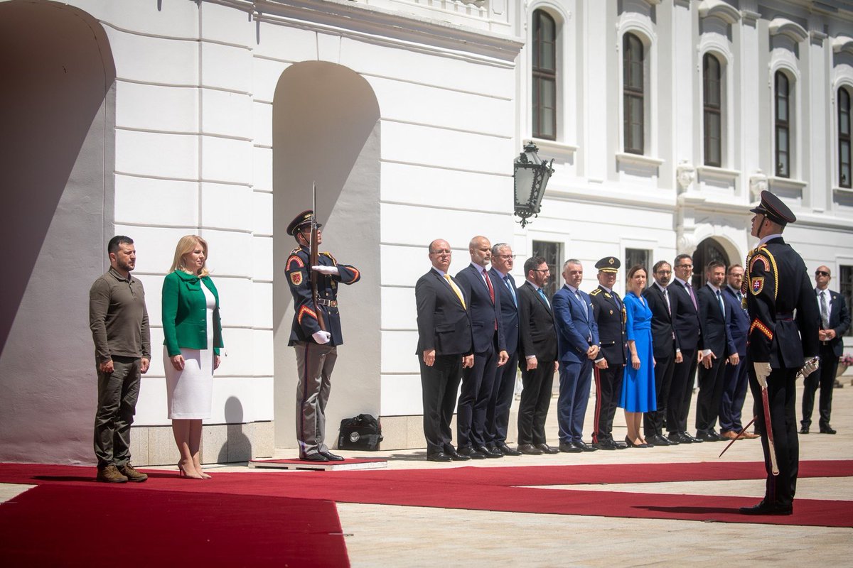 Honoured to meet @ZelenskyyUA. I greatly admire #resilience #heroism &amp; #courage of 🇺🇦 people. They’ve a right to choose their future. They want democracy, security &amp; future for their kids  ➡️ we have to continue our support to #Ukraine. <a href="/SlovakiaMFA/">Slovakia MFA 🇸🇰</a>  #StandWithUkraine 🇸🇰🤝🇺🇦