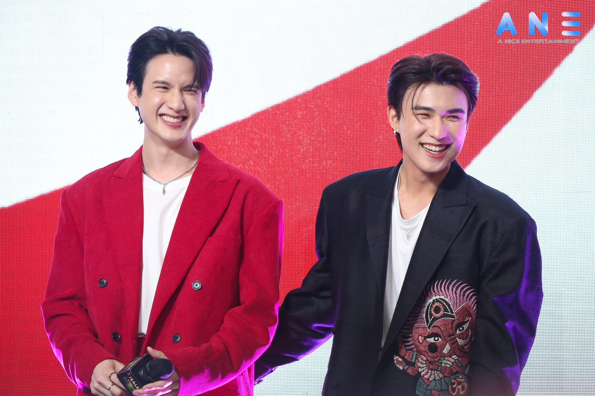 ANiceEnt's tweet photo. "พี พีรวิชญ์ - ไตเติ้ล ธนธร" โชว์ร้องเพลงในงาน เปิดตัว "นาฬิกาอัจฉริยะ KIESLECT Smart Calling Watch ดีไซน์สวย ฟังก์ชั่นครบ "
#KIESLECT #Selectyourstyle
#KieslectXPeeTitle
#KIESLECTThailand
#lapluietheseries
#TitleTNT #PPeerawich
#พีไตเติ้ล https://t.co/IzIUP2FjfJ