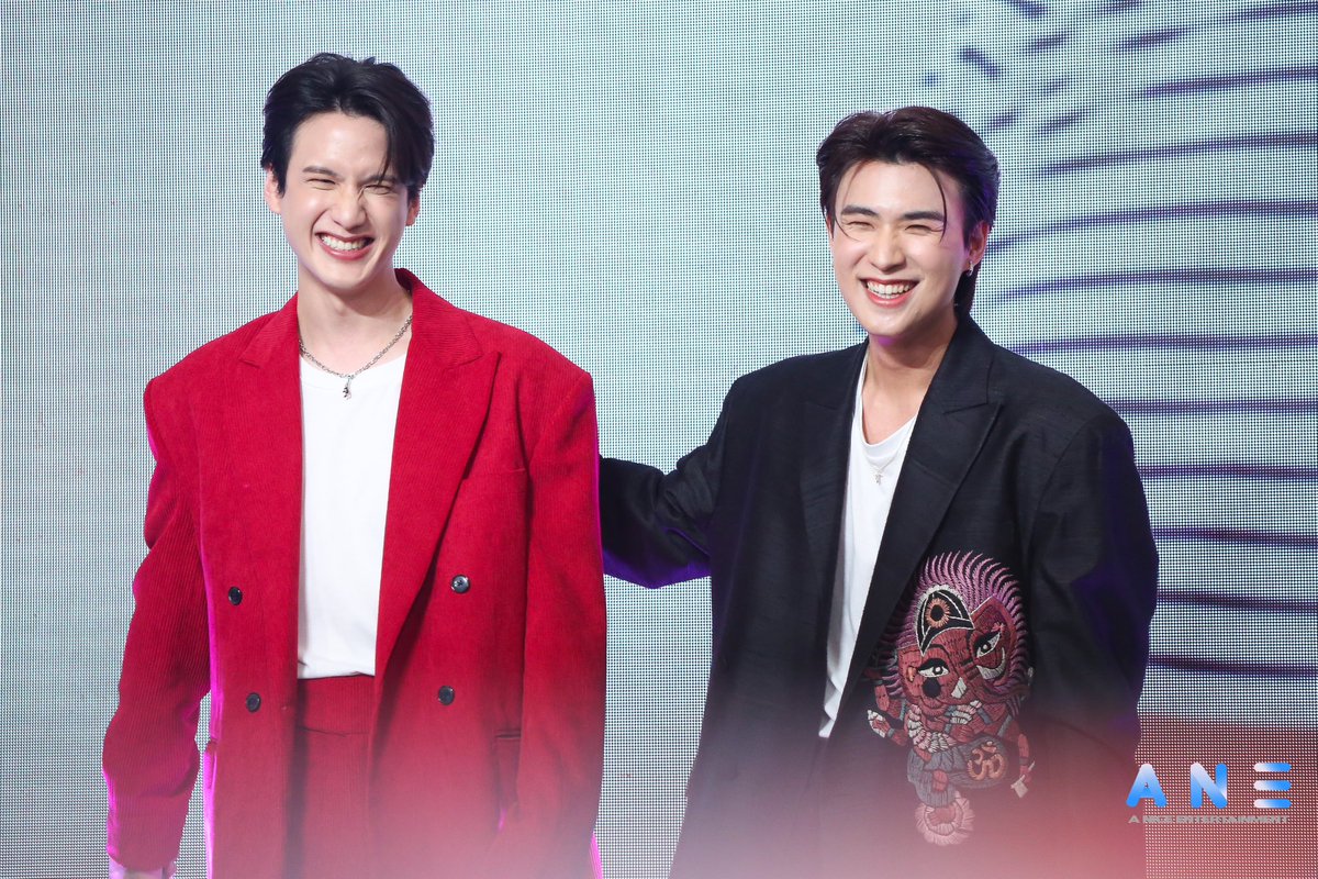 ANiceEnt's tweet photo. "พี พีรวิชญ์ - ไตเติ้ล ธนธร" โชว์ร้องเพลงในงาน เปิดตัว "นาฬิกาอัจฉริยะ KIESLECT Smart Calling Watch ดีไซน์สวย ฟังก์ชั่นครบ "
#KIESLECT #Selectyourstyle
#KieslectXPeeTitle
#KIESLECTThailand
#lapluietheseries
#TitleTNT #PPeerawich
#พีไตเติ้ล https://t.co/IzIUP2FjfJ